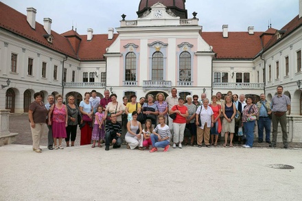 A gödöllői kastály előtt