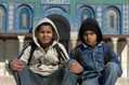 Palesztin fiúk a Szikla-dóm előtt