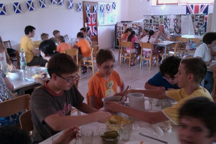Ebéd az angol táborban